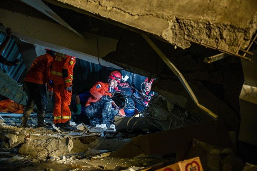 Endonezya’da okul çökmesi sonucu zamanla yarış sürüyor: 91 kişi enkaz altında, aileler çaresiz bekleyişte…