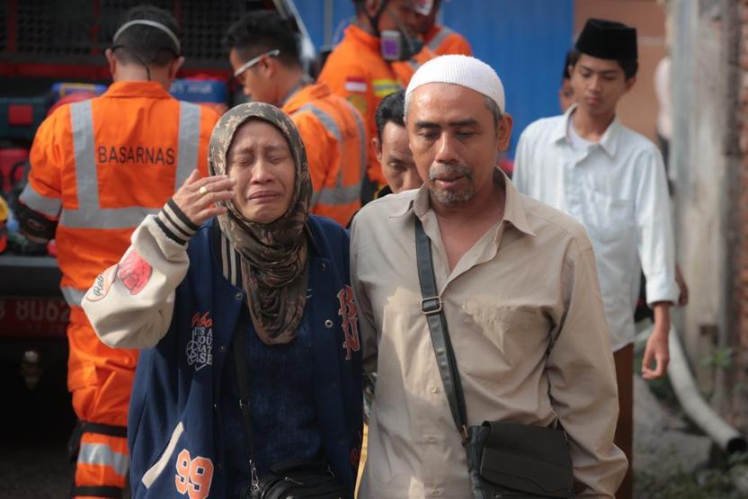 Endonezya’da okul çökmesi sonucu zamanla yarış sürüyor: 91 kişi enkaz altında, aileler çaresiz bekleyişte…