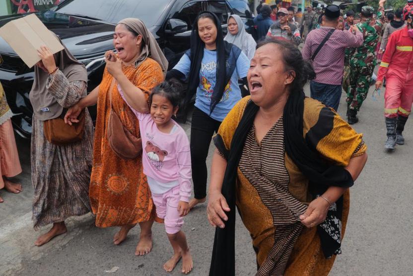 Endonezya’da okul çökmesi sonucu zamanla yarış sürüyor: 91 kişi enkaz altında, aileler çaresiz bekleyişte…