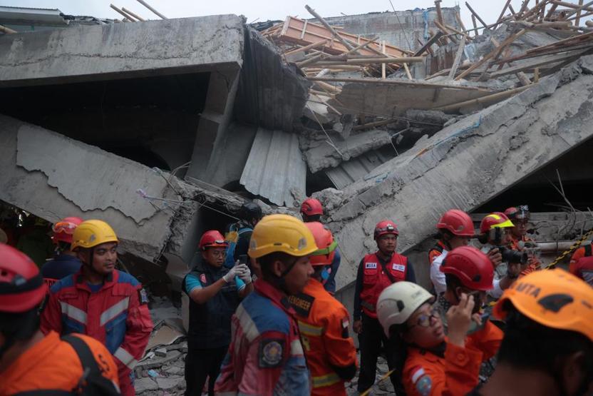 Endonezya’da okul çökmesi sonucu zamanla yarış sürüyor: 91 kişi enkaz altında, aileler çaresiz bekleyişte…