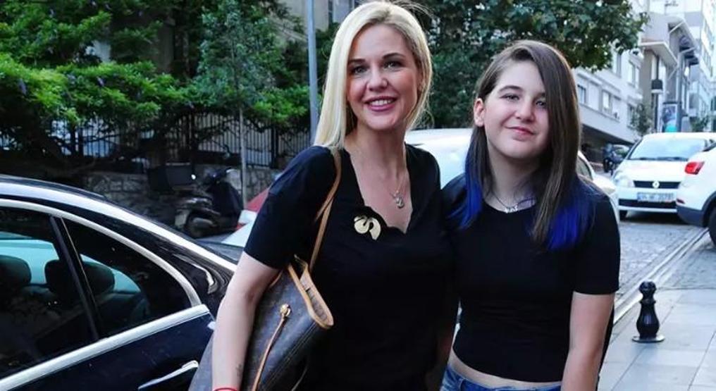 Emine Ün ve Kızı Durunun Fotoğrafı Gündem Oldu