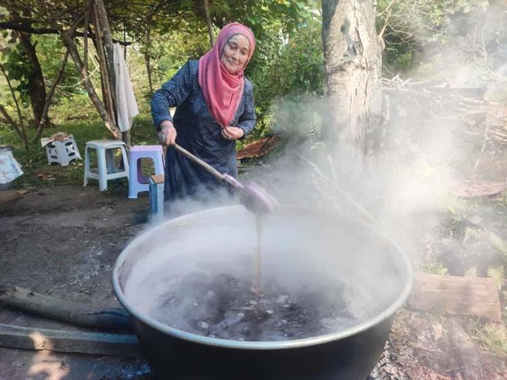 Geleneksel kokulu üzüm pekmezi kazanları kaynadı