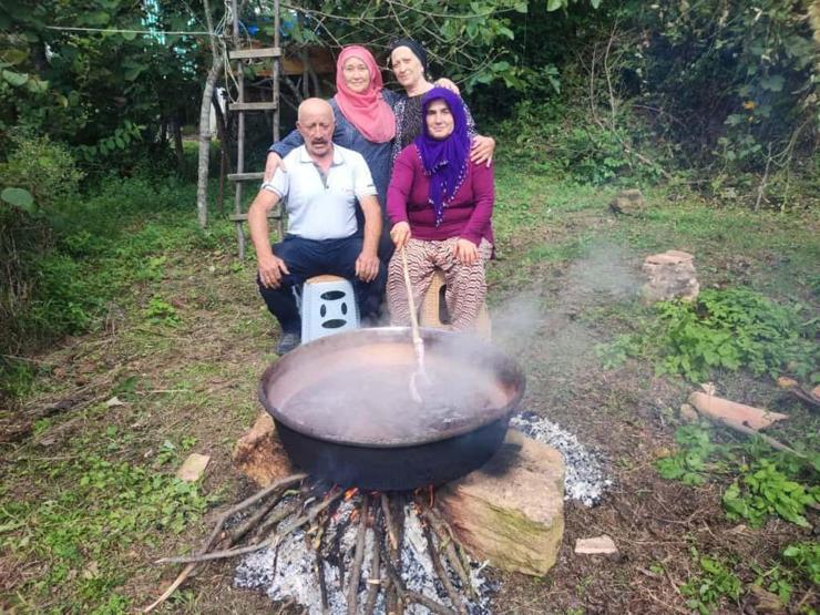 Geleneksel kokulu üzüm pekmezi kazanları kaynadı