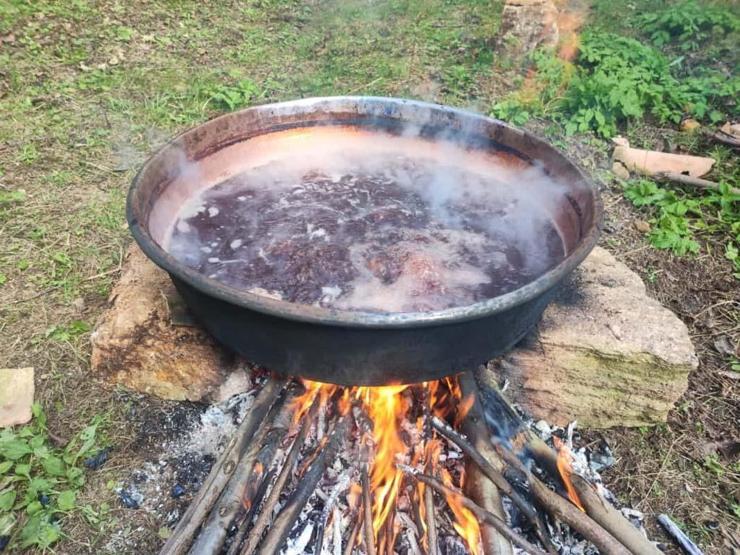 Geleneksel kokulu üzüm pekmezi kazanları kaynadı