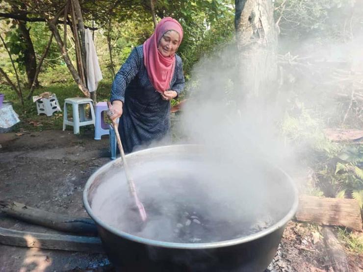 Geleneksel kokulu üzüm pekmezi kazanları kaynadı