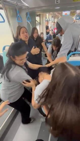 Pes dedirten görüntü Kız öğrenciler tramvayda birbirine girdi
