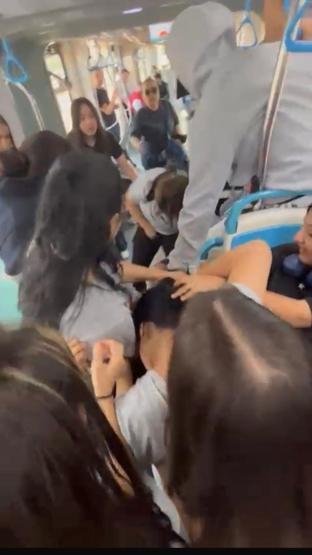 Pes dedirten görüntü Kız öğrenciler tramvayda birbirine girdi