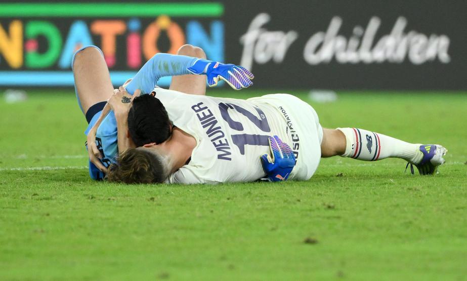 ÖZET | Futbolda eşi benzeri görülmemiş olay Berke Özer, üst üste 3 penaltı kurtardı
