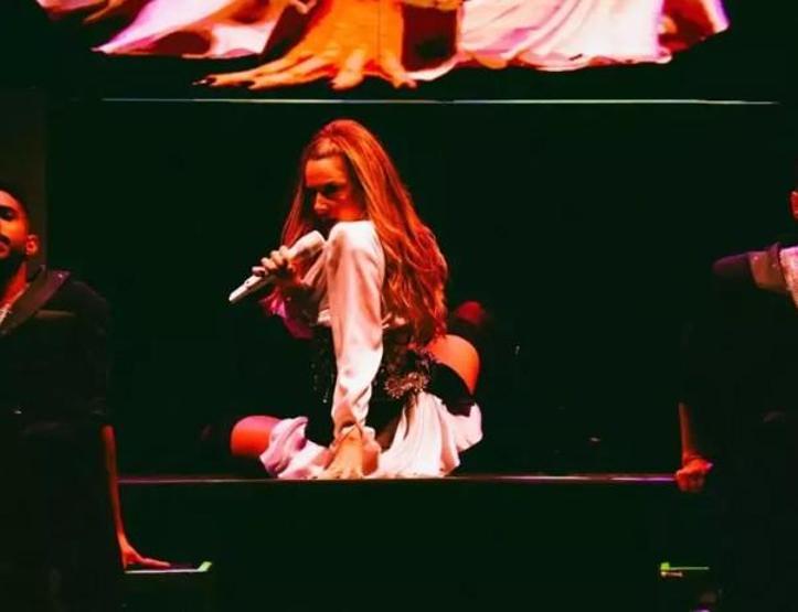 Hadise İzmir Sahnesinde Fırtına Gibi Esti Siyah-Beyaz Taşlı Mini Kıyafeti Gündem Oldu