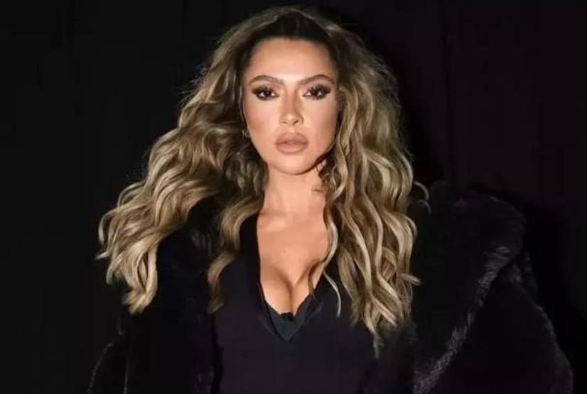 Hadise İzmir Sahnesinde Fırtına Gibi Esti Siyah-Beyaz Taşlı Mini Kıyafeti Gündem Oldu