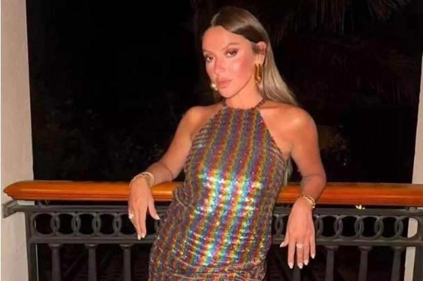 Hadise İzmir Sahnesinde Fırtına Gibi Esti Siyah-Beyaz Taşlı Mini Kıyafeti Gündem Oldu