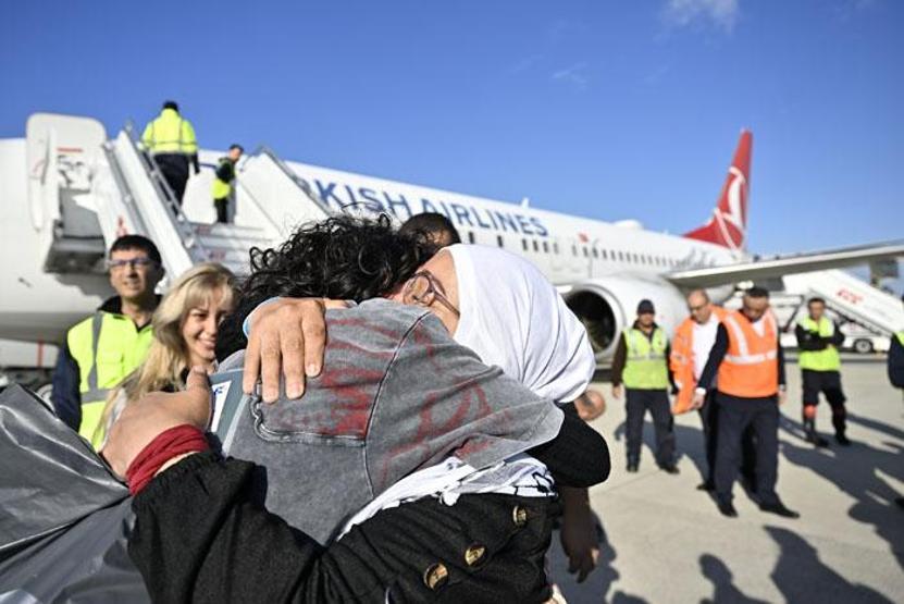 İsrailin alıkoyduğu aktivist: Sıcak asfaltta bekletip psikolojik işkence yaptılar