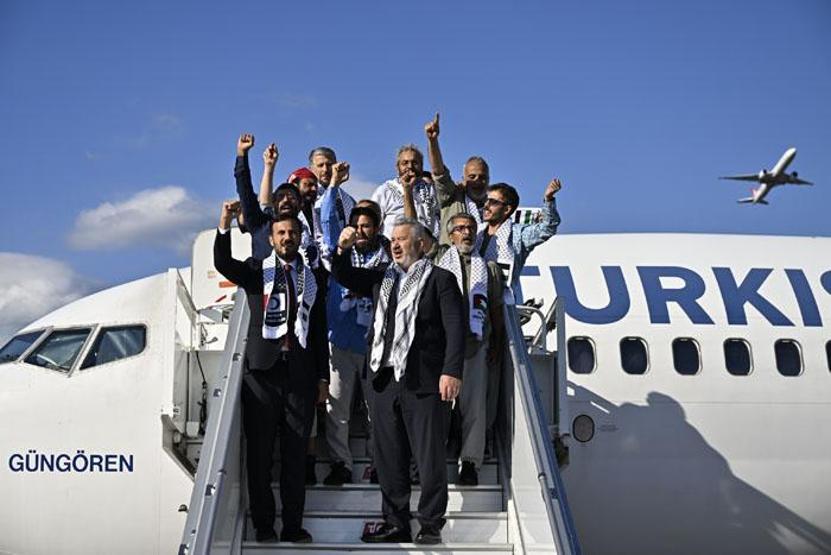 İsrailin alıkoyduğu aktivist: Sıcak asfaltta bekletip psikolojik işkence yaptılar