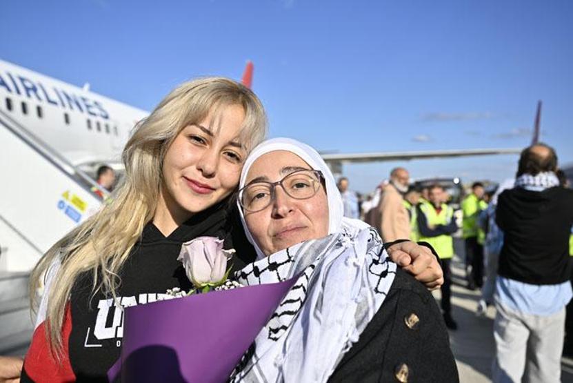 İsrailin alıkoyduğu aktivist: Sıcak asfaltta bekletip psikolojik işkence yaptılar