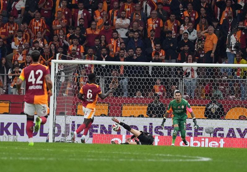 Galatasaray - Beşiktaş derbisindeki hakem hataları gündem oldu İşte tartışmalı pozisyonlar...
