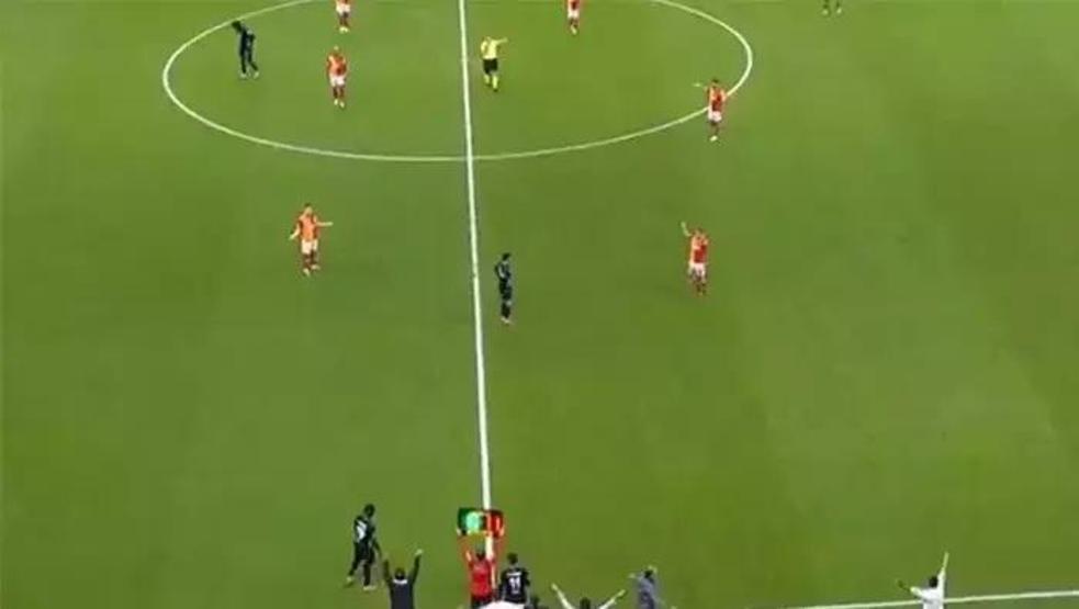 Galatasaray - Beşiktaş derbisindeki hakem hataları gündem oldu İşte tartışmalı pozisyonlar...