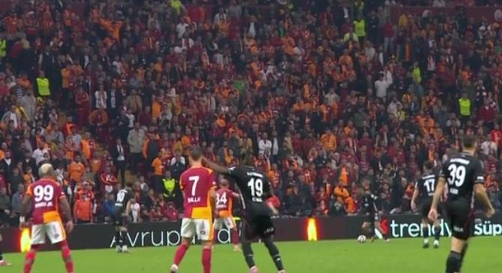 Galatasaray - Beşiktaş derbisindeki hakem hataları gündem oldu İşte tartışmalı pozisyonlar...