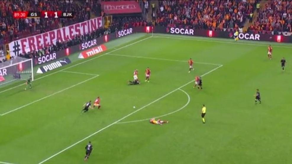 Galatasaray - Beşiktaş derbisindeki hakem hataları gündem oldu İşte tartışmalı pozisyonlar...