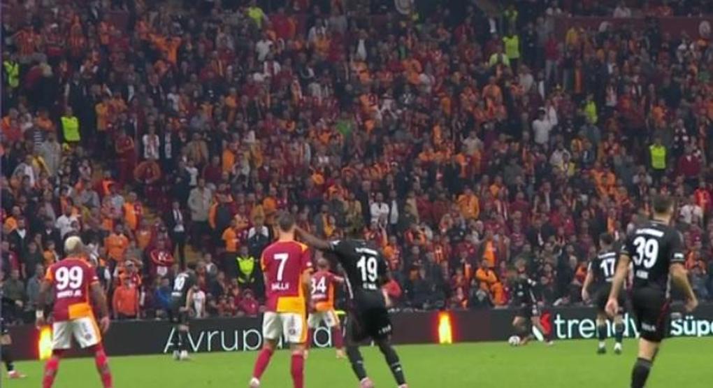 Galatasaray - Beşiktaş derbisindeki hakem hataları gündem oldu İşte tartışmalı pozisyonlar...