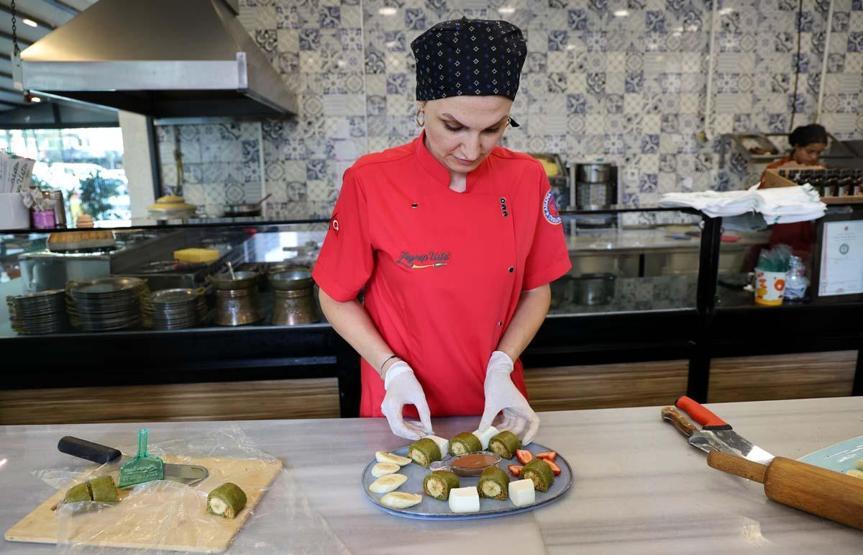Uzak Doğudan gelen müşterilerinden esinlendi, Sushi Kadayıf yaptı