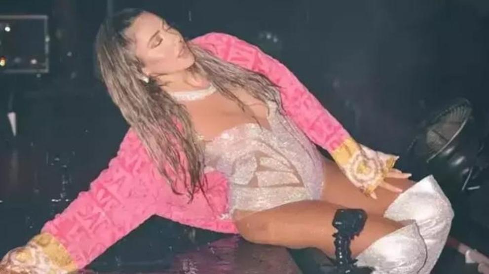 Hadise’nin Kıbrıs Konserindeki Cesur Kombini Göz Kamaştırdı