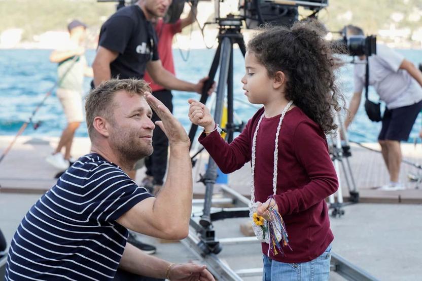 Güller ve Günahlar Setinde Neşe Var