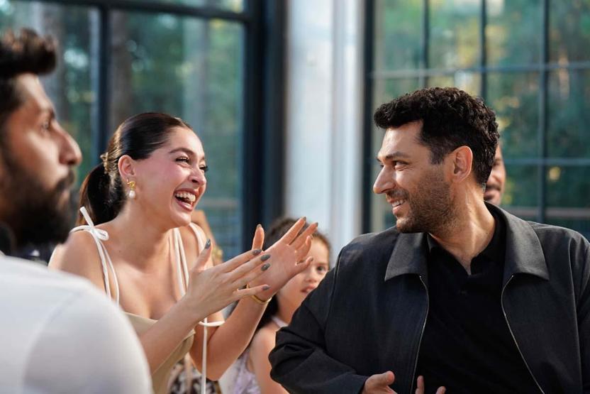 Güller ve Günahlar Setinde Neşe Var