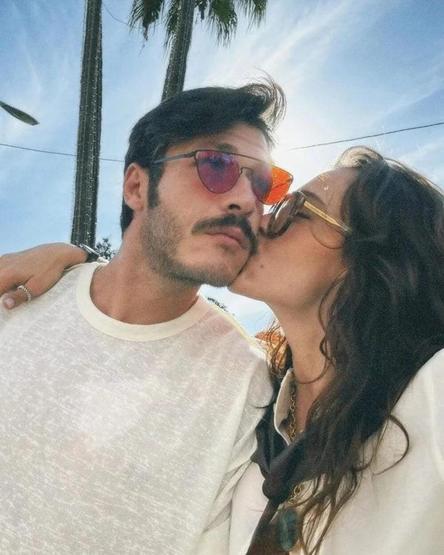 AYNA KARŞISINDA BÖYLE POZ VERDİLER İnci Tanelerinin Cihanı Kubilay Aka ile Hafsanur Sancaktutan aşka geldi