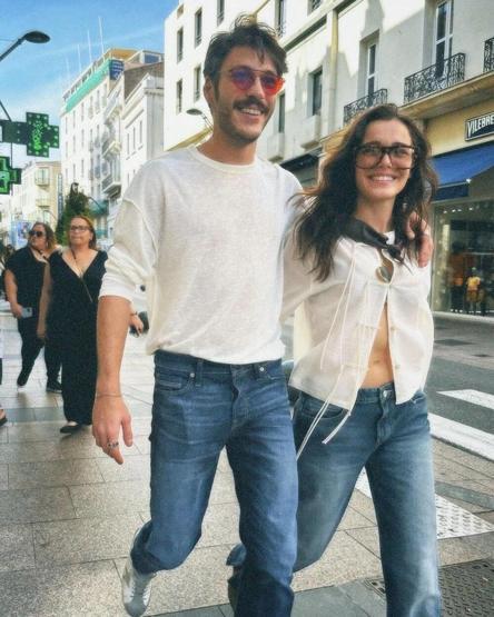 AYNA KARŞISINDA BÖYLE POZ VERDİLER İnci Tanelerinin Cihanı Kubilay Aka ile Hafsanur Sancaktutan aşka geldi