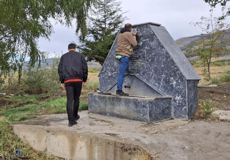 Şehidimizin anısına yaptırılan çeşmeye çirkin saldırı: Bayrak ve fotoğraf tahrip edildi