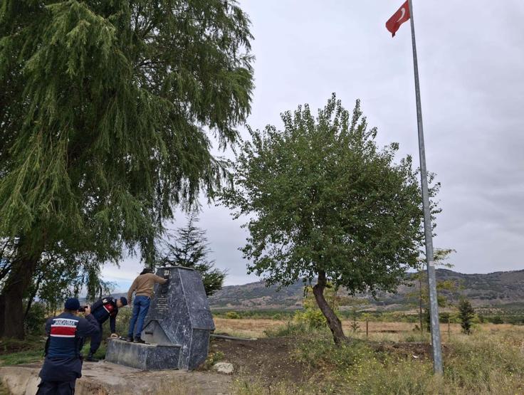 Şehidimizin anısına yaptırılan çeşmeye çirkin saldırı: Bayrak ve fotoğraf tahrip edildi