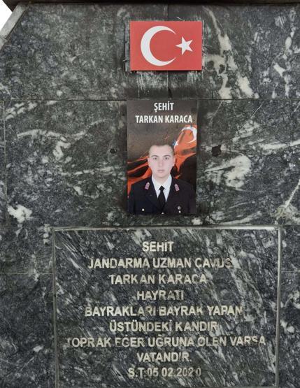Şehidimizin anısına yaptırılan çeşmeye çirkin saldırı: Bayrak ve fotoğraf tahrip edildi