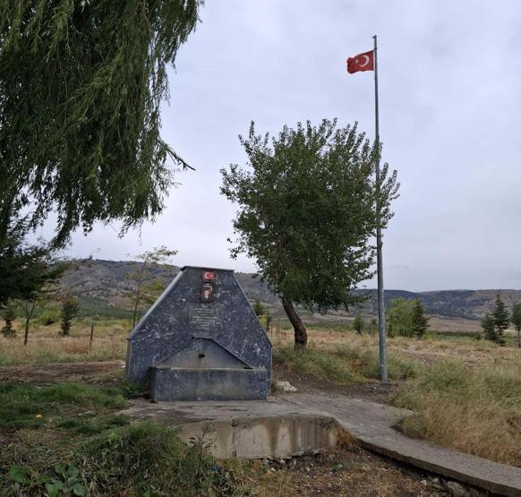 Şehidimizin anısına yaptırılan çeşmeye çirkin saldırı: Bayrak ve fotoğraf tahrip edildi