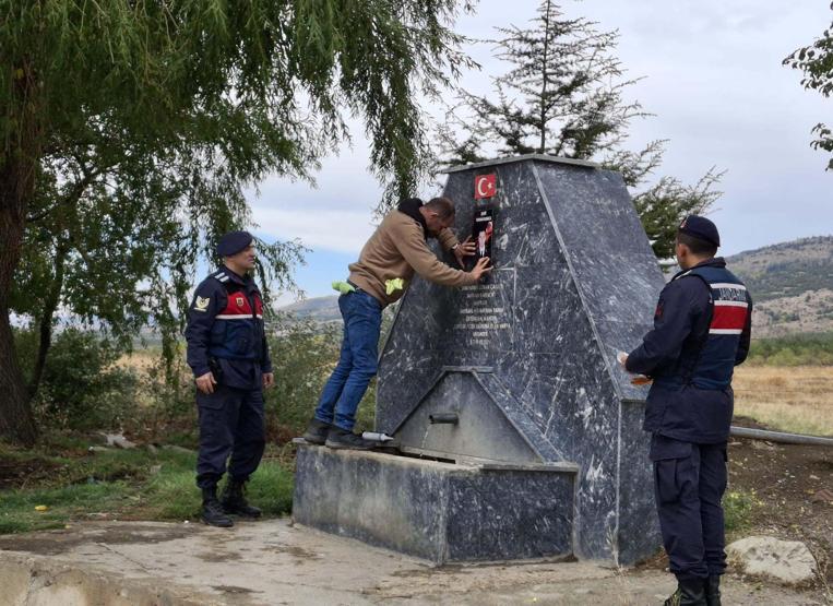 Şehidimizin anısına yaptırılan çeşmeye çirkin saldırı: Bayrak ve fotoğraf tahrip edildi