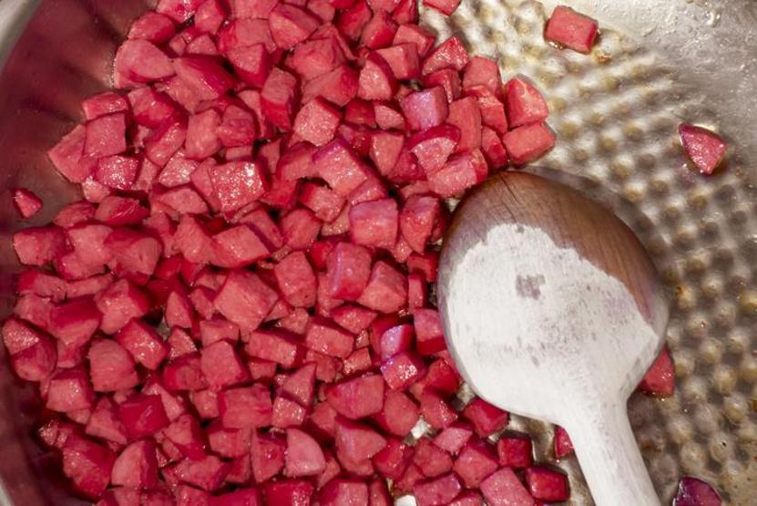 SİVİLCE YAPAN 8 BESİN Cildin yağ dengesini bozuyor, akne ve siyah noktaya neden oluyor