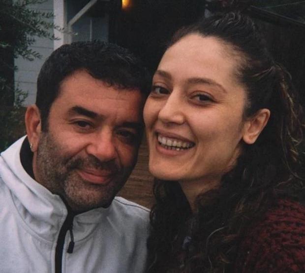 Bülent Şakraktan Sevgilisine Aşk Öpücüğü