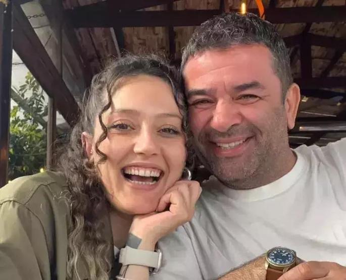 Bülent Şakraktan Sevgilisine Aşk Öpücüğü