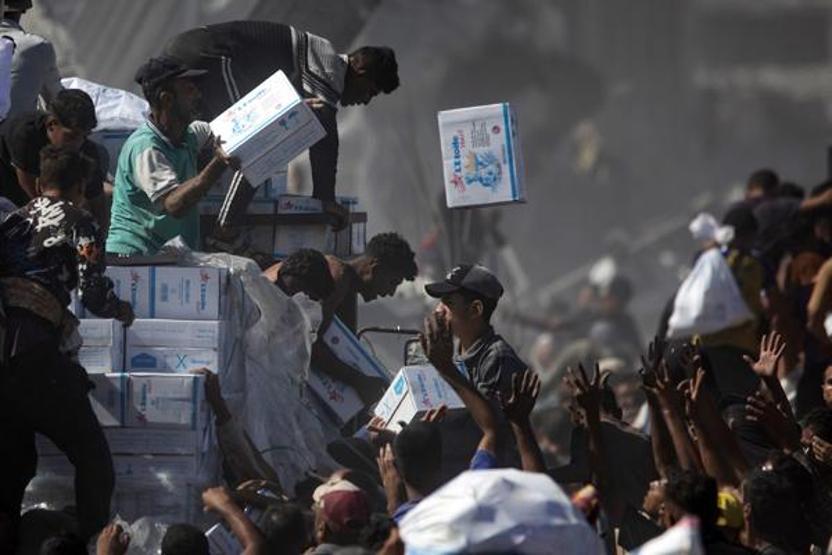 Gazze’ye insani yardım taşıyan 400 kamyon giriş yaptı