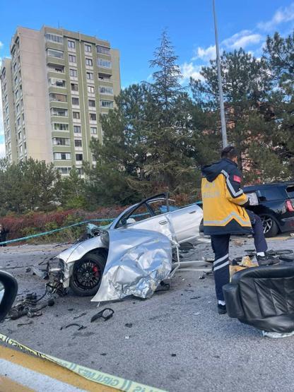 Ankarada feci kaza Üniversite öğrencisi Gamze ikiye ayrılan otomobilde can verdi