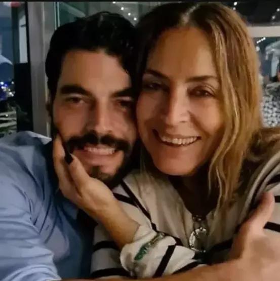 Akın Akınözü’nden Annesine Duygusal Mesaj