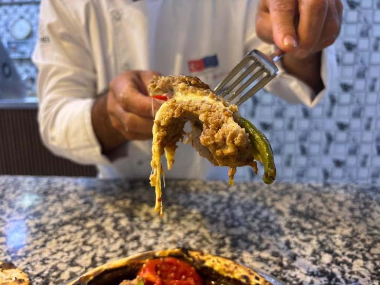 Kiremitte pişen lavaş kebabı damak çatlatıyor