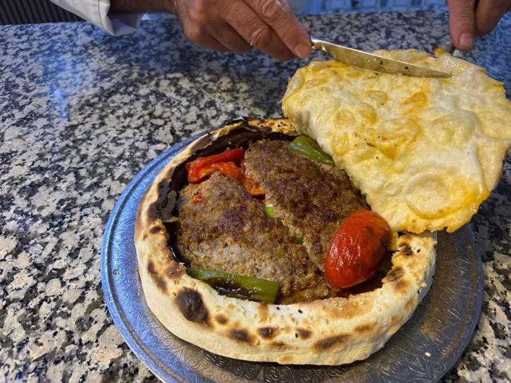 Kiremitte pişen lavaş kebabı damak çatlatıyor