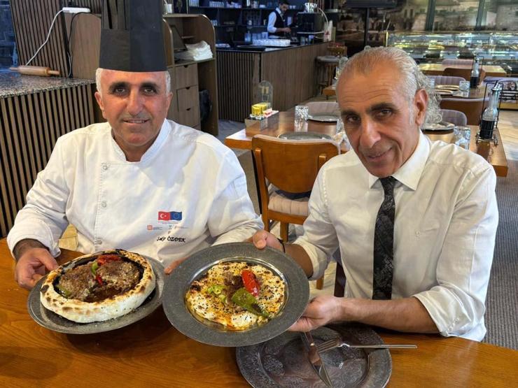 Kiremitte pişen lavaş kebabı damak çatlatıyor