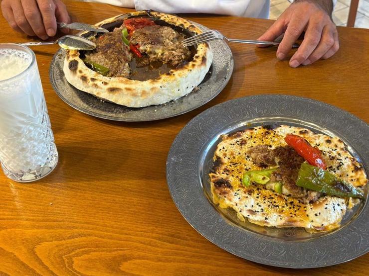 Kiremitte pişen lavaş kebabı damak çatlatıyor