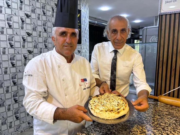 Kiremitte pişen lavaş kebabı damak çatlatıyor