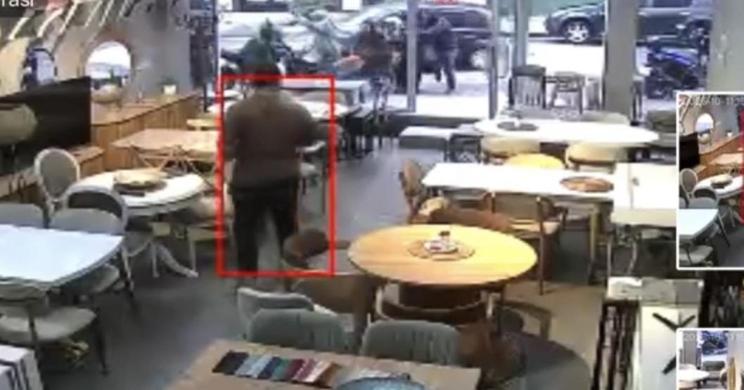 Ölümden saniyelerle kurtuluş Otomobil restorandan çıkan müşterilerin arasına daldı