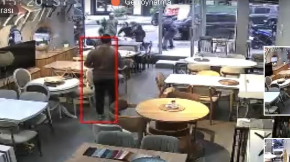 Ölümden saniyelerle kurtuluş Otomobil restorandan çıkan müşterilerin arasına daldı