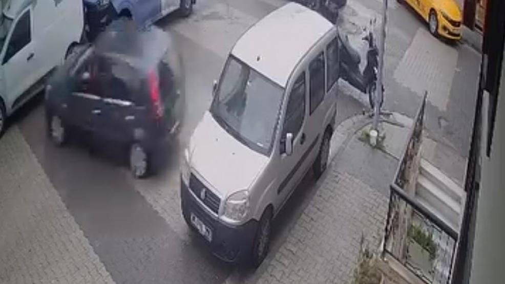 Ölümden saniyelerle kurtuluş Otomobil restorandan çıkan müşterilerin arasına daldı