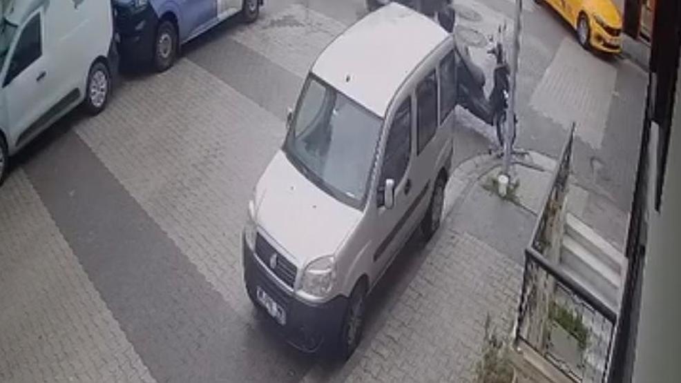 Ölümden saniyelerle kurtuluş Otomobil restorandan çıkan müşterilerin arasına daldı