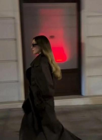 Melis Sezen’den Şaşırtıcı İmaj Değişikliği Koyu Renk Saçlarından Vazgeçti, Yeni Görünümü Göz Doldurdu